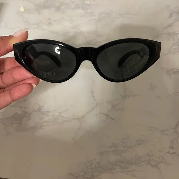 Brand new versace sunglasses - Picture 4 of 7